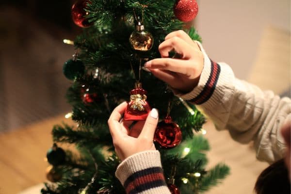 Weihnachtsbaum entsorgen: Vorher müssen alle Deko-Elemente entfernt werden