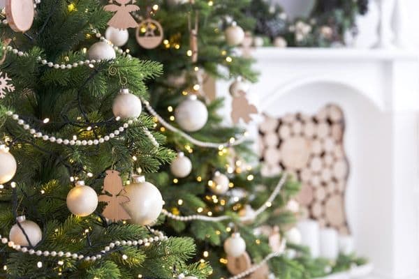 Weihnachtsbaum mit einheitlicher Farbpallete aus Braun-Gold