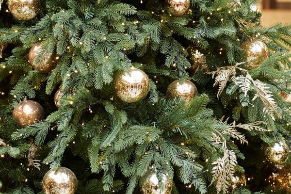 Weihnachtsbaum mit Weihnachtskugeln geschmückt