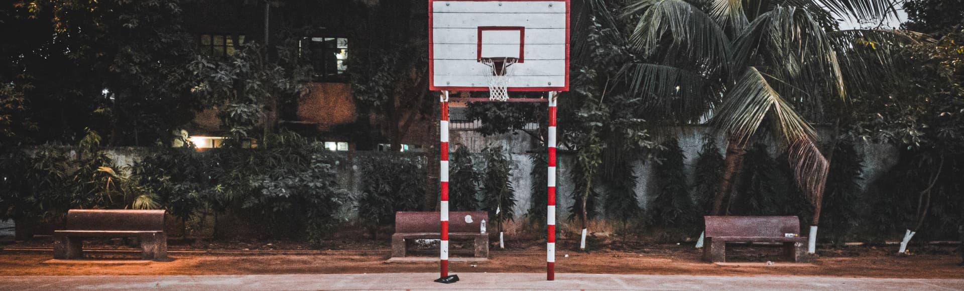 Outdoor Basketballplatz mit Palmen